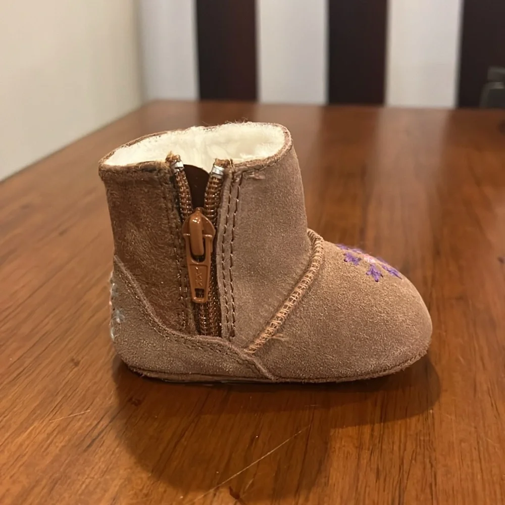 Weebok by Reebok Mini Snowflake Baby Infant Booties Boots and Mitts set Size 0